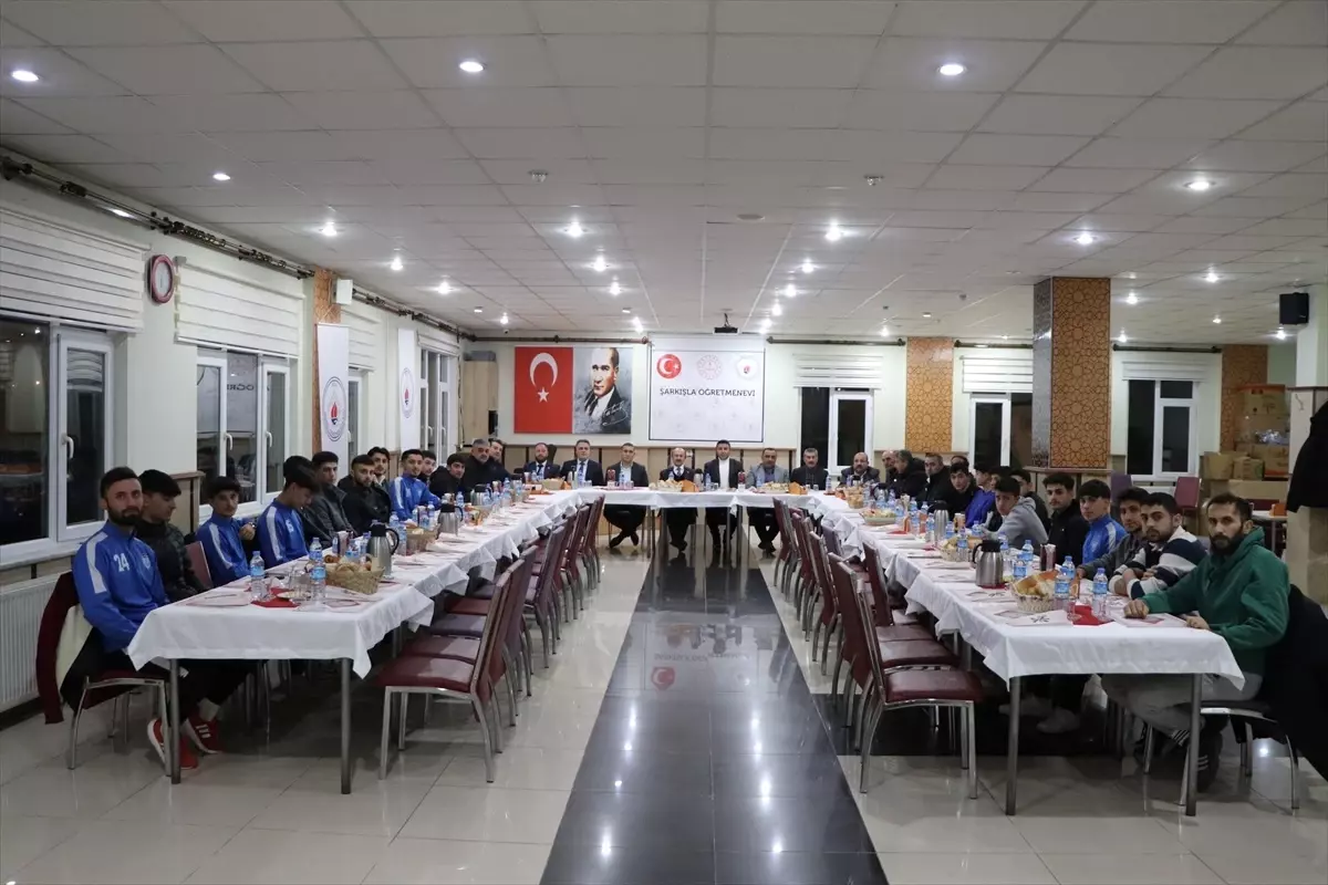 Başkan Gültekin, Şarkışla Belediyespor\'u kutladı