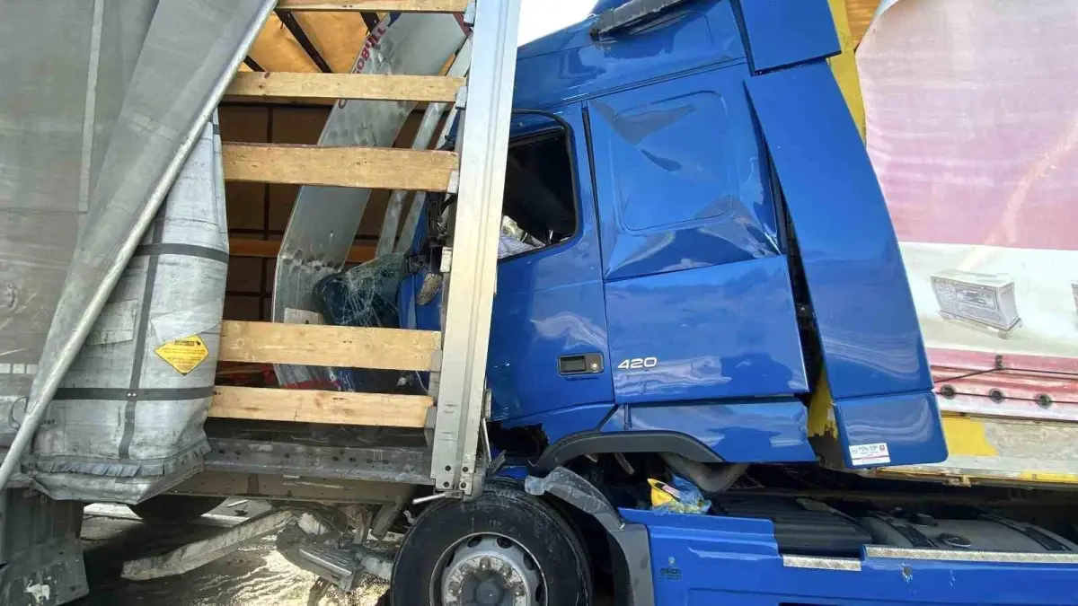 Kocaeli\'de Tır Kazası: Sürücü Sıkıştı