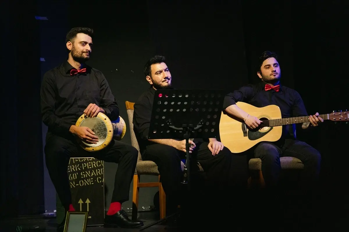 Üç Tunç Tas: Yeni Müzikli Tiyatro Oyunu