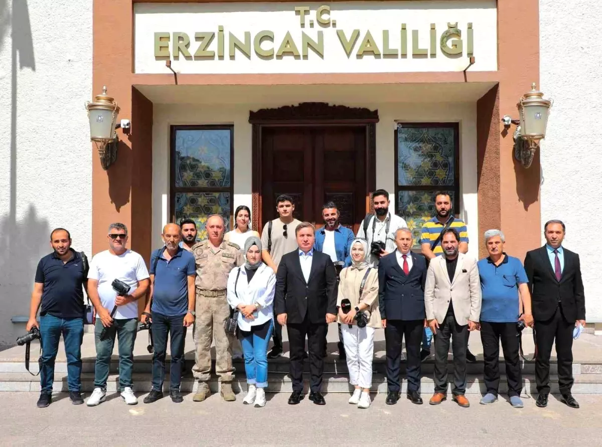 Vali Aydoğdu\'dan Gazetecilere Kutlama