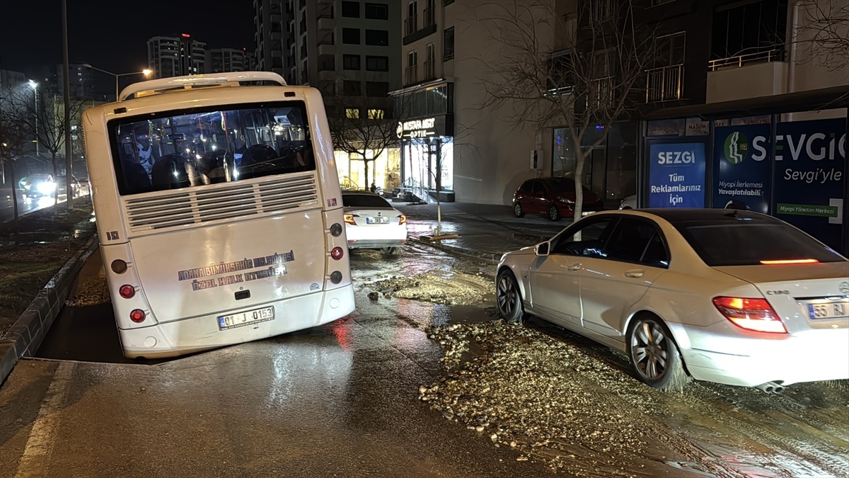 Otobüs Çukura Düştü
