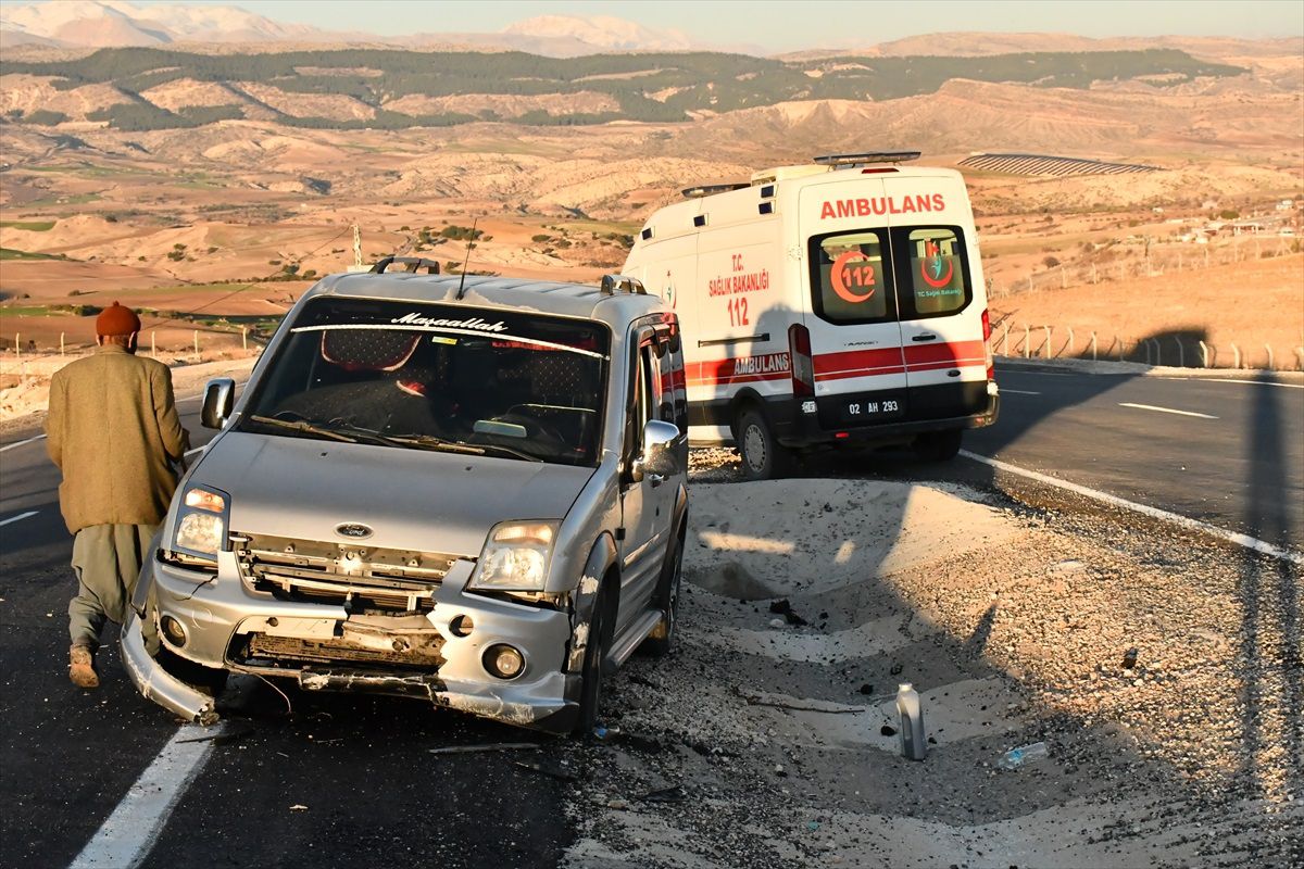Besni\'de Trafik Kazası: 2 Yaralı