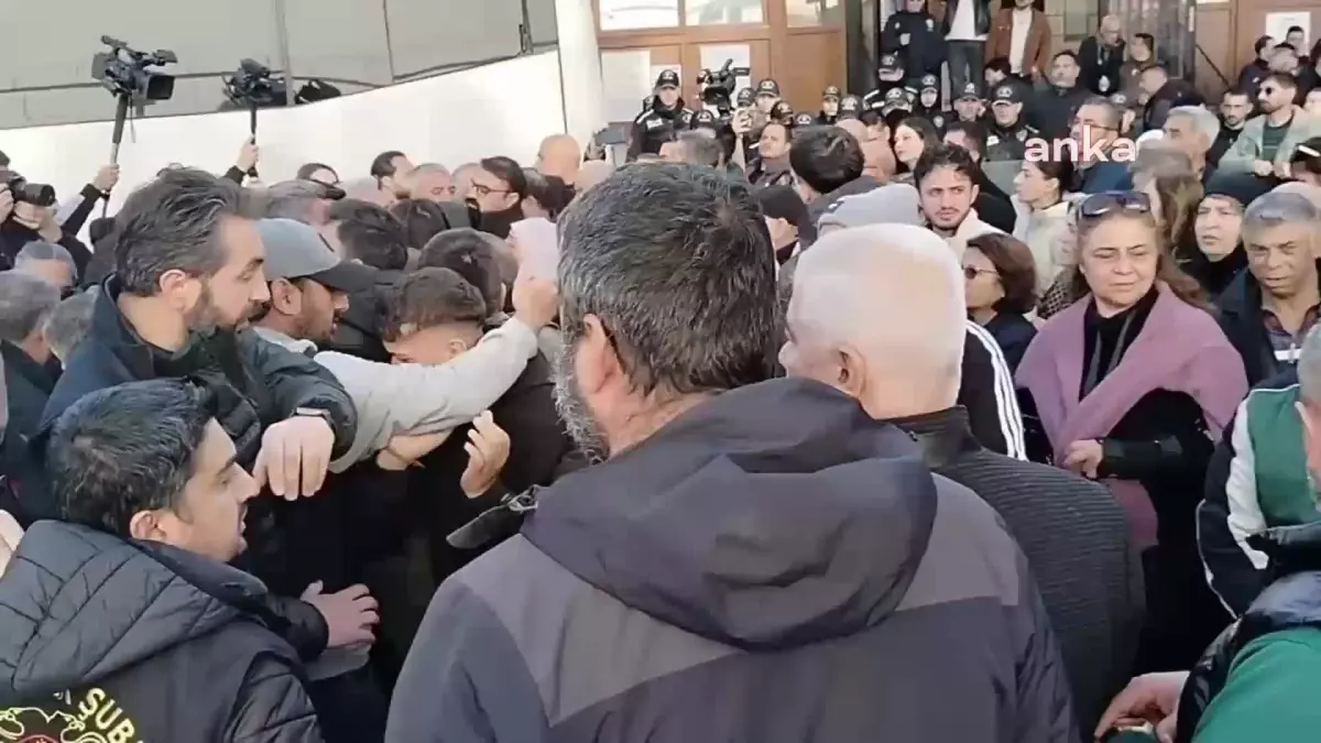 Mersin\'de DEM Partili Belediye Başkanları Gözaltına Alındı, Protestolar Başladı