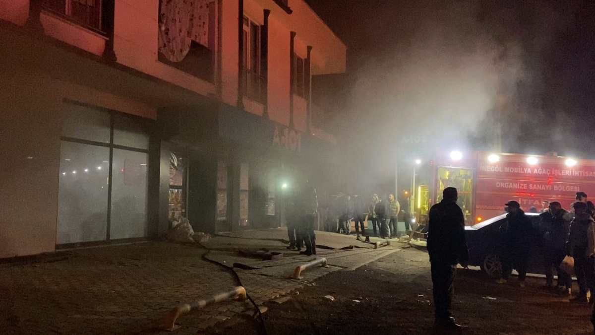 Bursa İnegöl\'de Market Deposunda Yangın