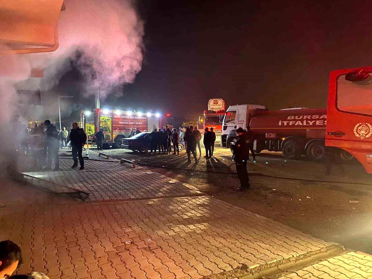İnegöl\'de Market Deposunda Yangın