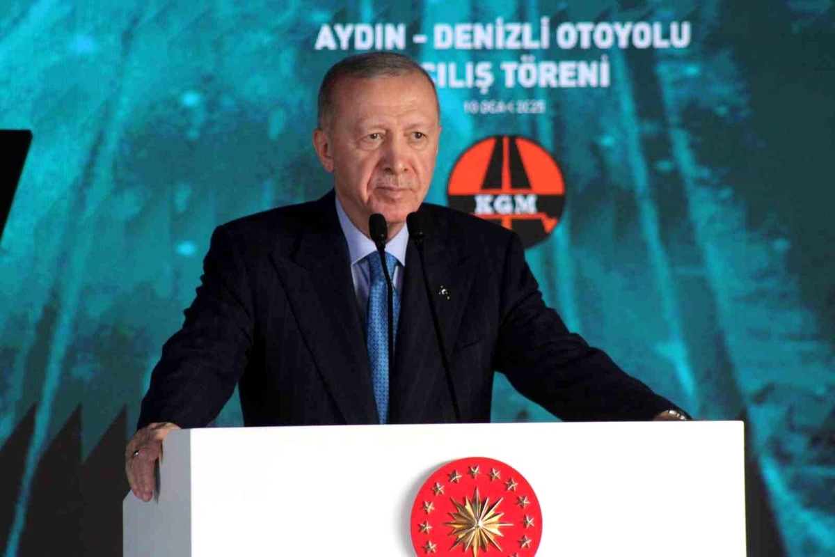 Cumhurbaşkanı Erdoğan: "Biz 22 yıldır Türkiye\'yi büyütmek ve kalkındırmak için çalışıyoruz"