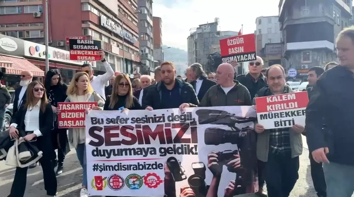 Zonguldak\'ta Gazeteciler Yürüyüş Düzenledi