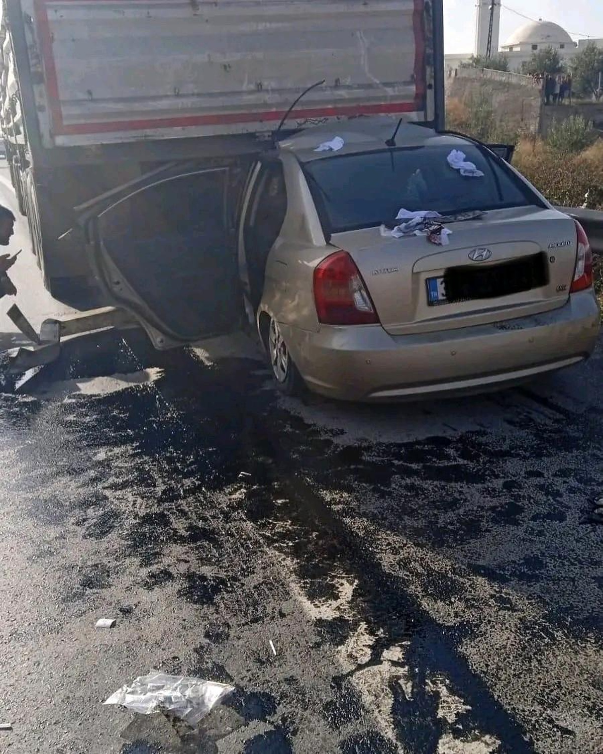 İskenderun’da Otomobil-Tır Kazası: 2 Yaralı
