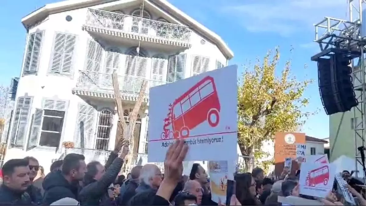 İBB Başkanı İmamoğlu, Büyükada\'da Protesto ile Karşılaştı