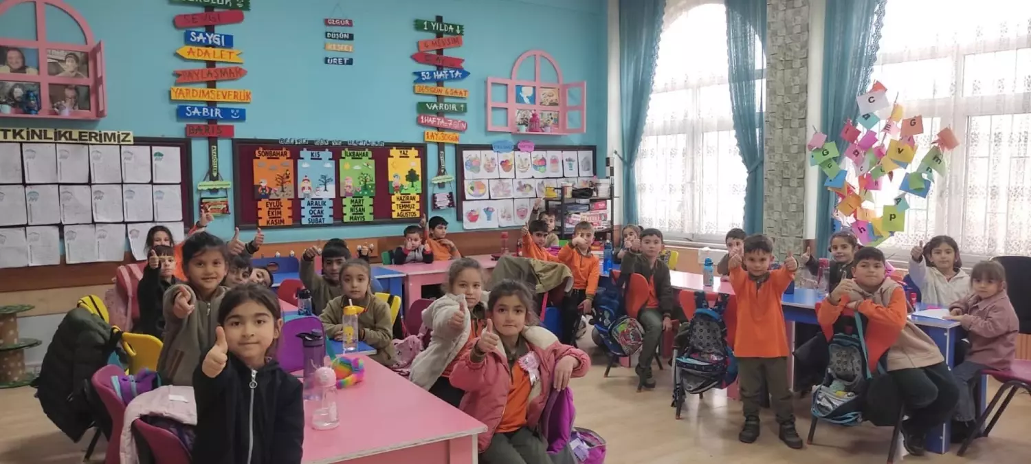 Öğrencilerden Gazetecilere Kutlama