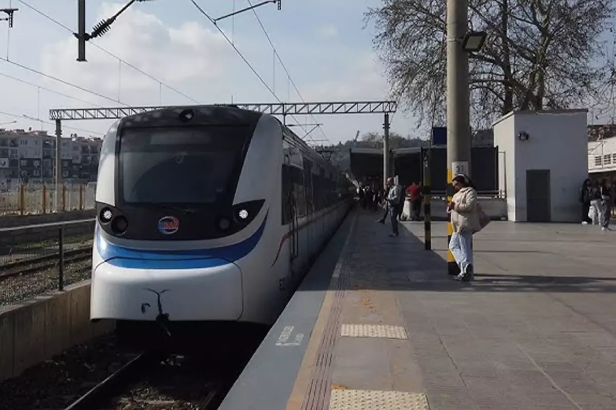 İzmir\'de tren ile peron arasına düşen kişi hayatını kaybetti