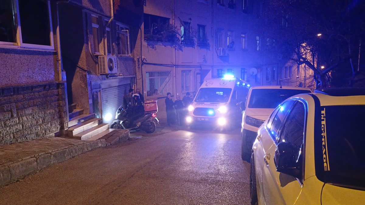 İzmit\'te Çatı Katında Yangın: 2 Kişi Hastaneye Kaldırıldı