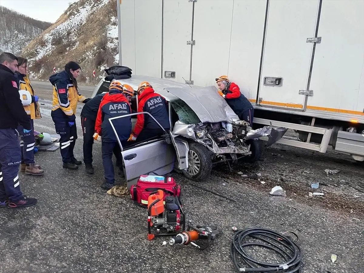 Suşehri\'nde Trafik Kazası: 2 Yaralı