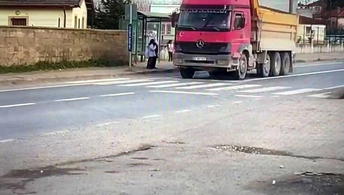 Sakarya\'da Okul Önünde Trafik İhlali!
