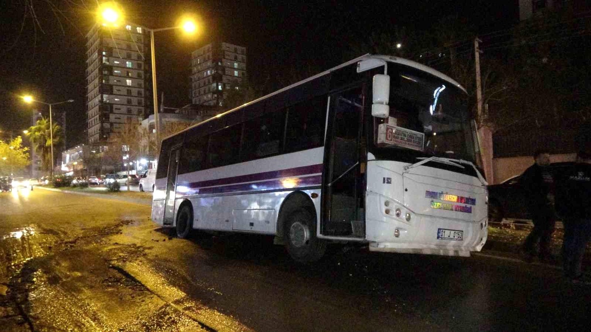 Adana\'da Otobüs Çukura Düştü
