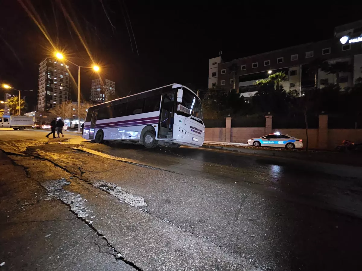 Adana\'da İçme Suyu Borusu Patladı, Halk Otobüsü Göçüğe Düştü