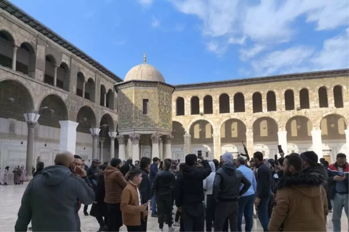 Şam Emevi Camii\'nde cuma namazında izdiham! Çok sayıda ölü ve yaralı