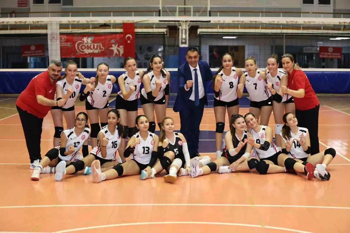 Şehzadeler Belediyesi Yıldız Kızlar Voleybol Takımı İl Birinciliğinde Önemli Zafer Elde Etti