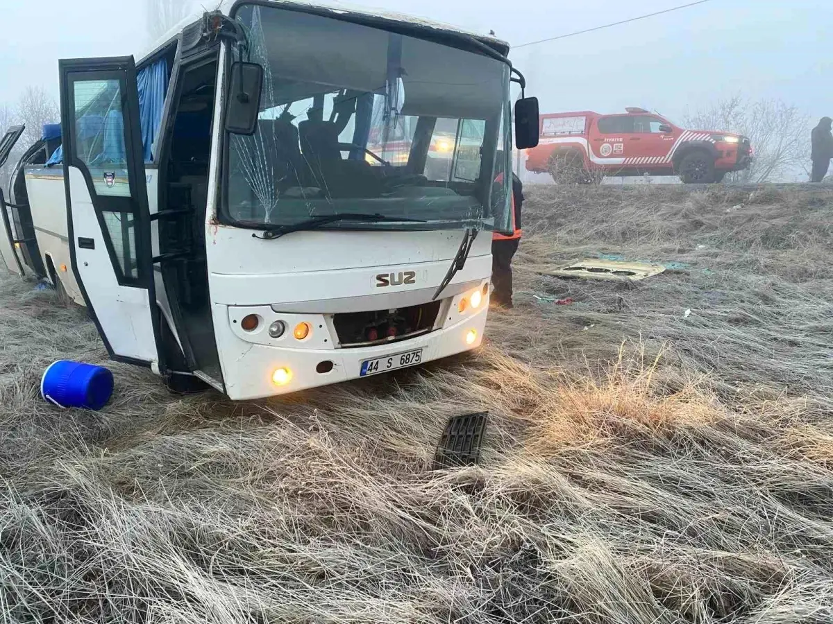 Malatya\'da Tekstil İşçilerini Taşıyan Servis Kazası: 1 Ölü, 16 Yaralı