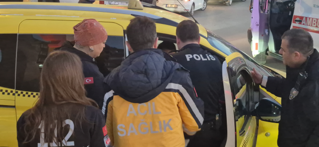 Takside kendinden geçen şahıs polis ve sağlık ekiplerini seferber etti