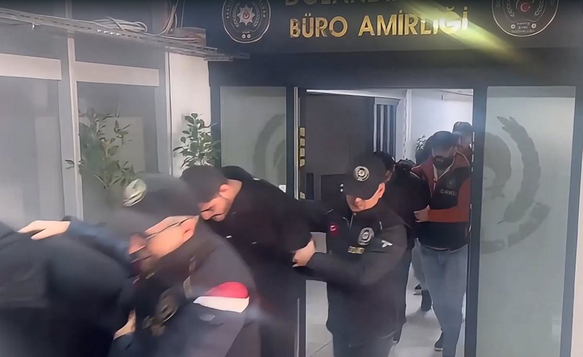 İzmir\'de Dolandırıcılık Operasyonu: 11 Gözaltı, 7 Tutuklama