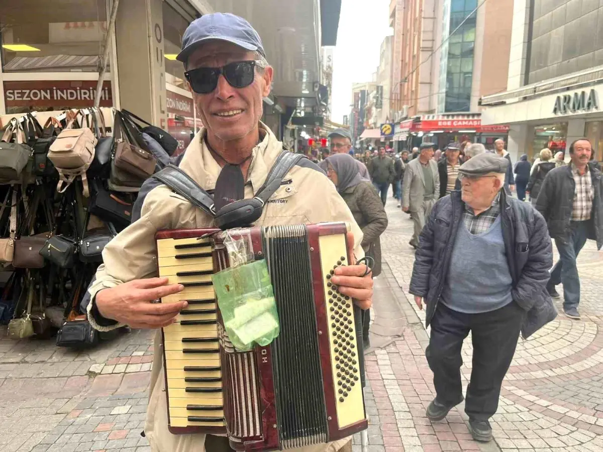 Görme Engelli Arif\'in Akordeon Performansı