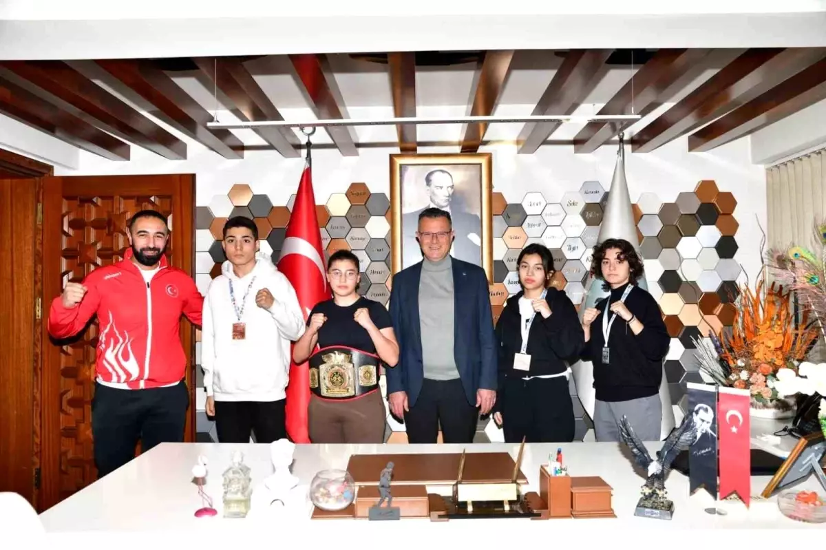 Alaşehir Belediye Başkanı Öküzcüoğlu, Muay Thai\'de Başarılı Sporcuları Ağırladı