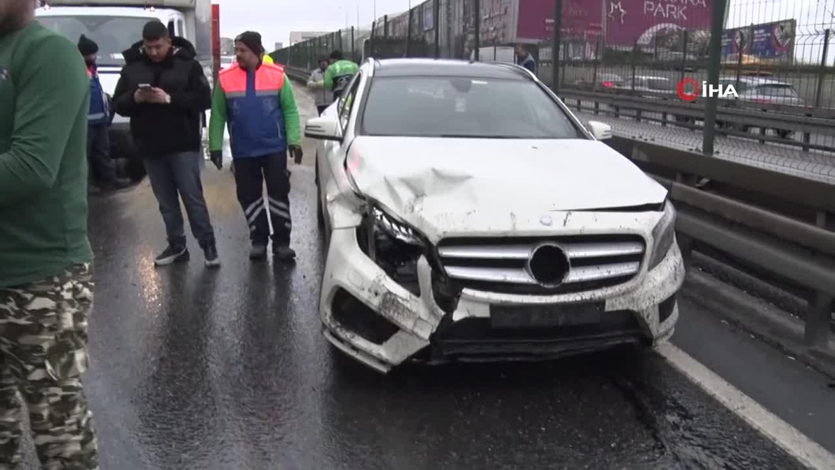 Beylikdüzü\'nde Tır Kazası, E-5\'te Trafik Kilitlendi