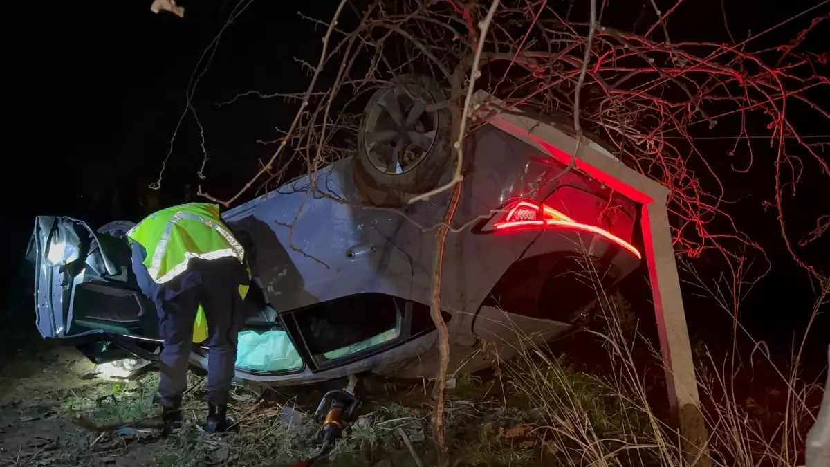 İznik\'te Kivi Bahçesine Uçan Otomobilde Nişanlı Çift Yaralandı