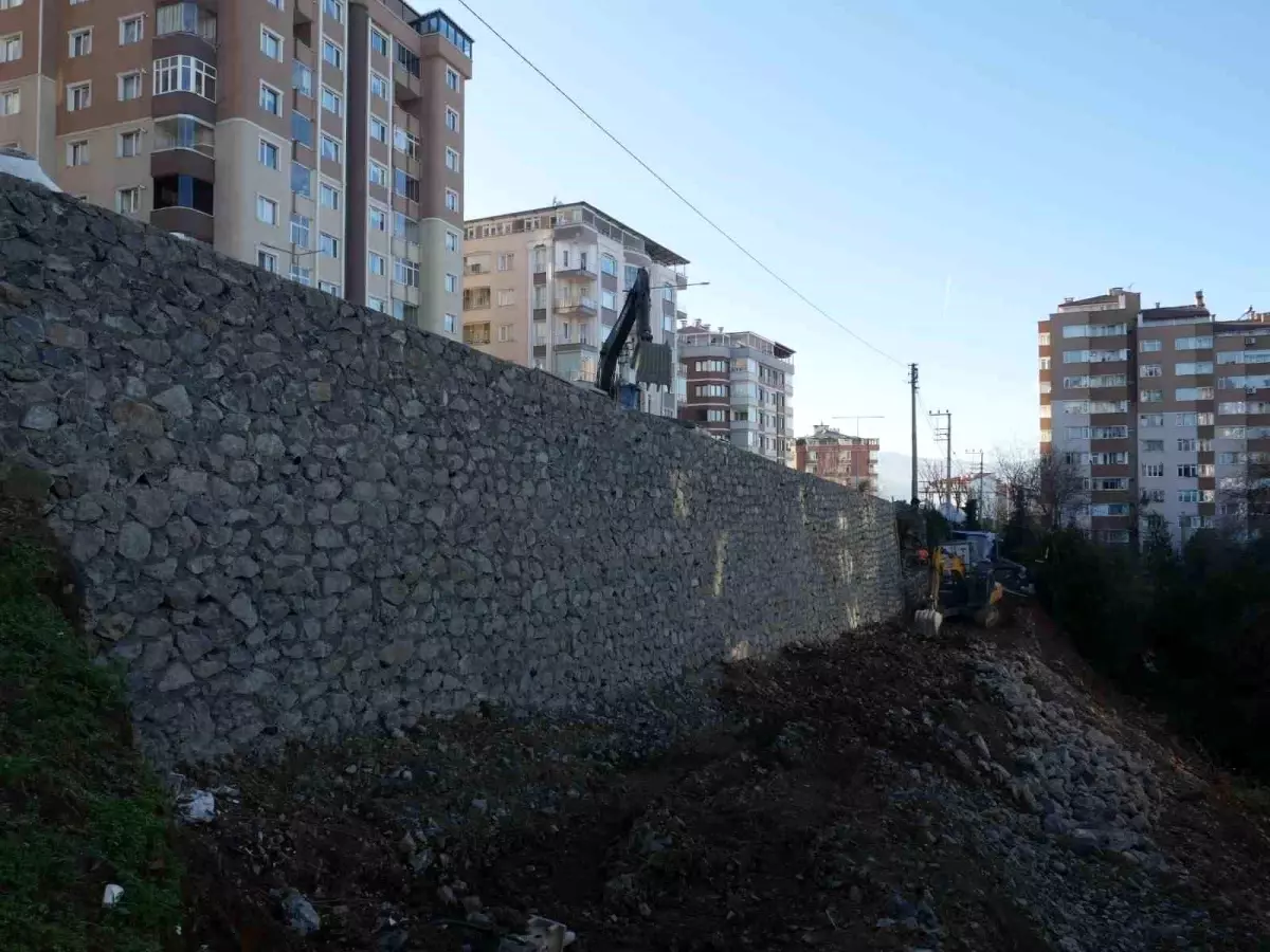 Trabzon\'da Çöken İstinat Duvarı Tamamlanmak Üzere