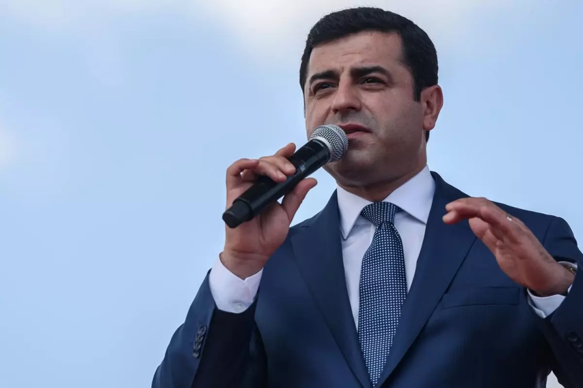 DEM Parti heyetiyle görüşen Demirtaş\'tan Öcalan\'a destek, Kandil\'e uyarı