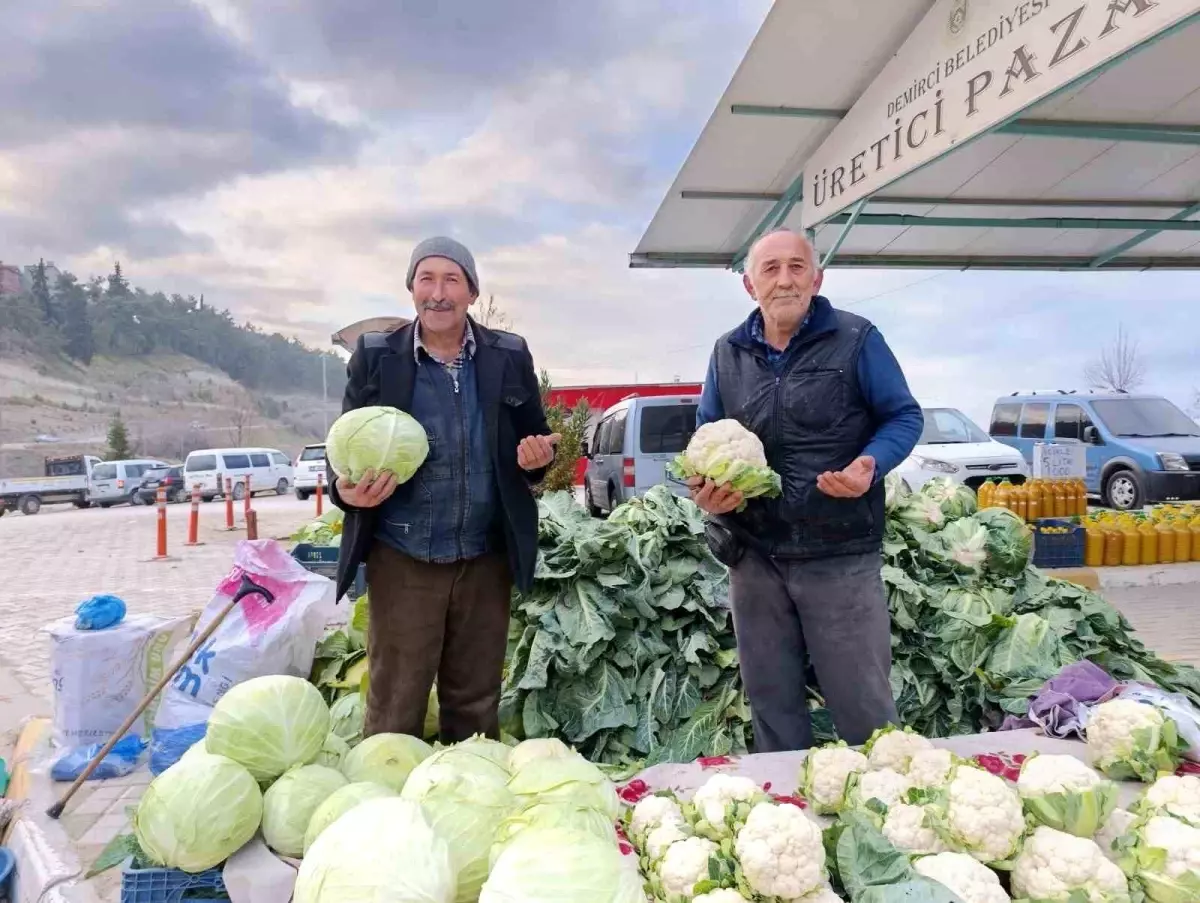 Demirci İlçe Pazarı Yüzyıllık Geleneğini Sürdürüyor