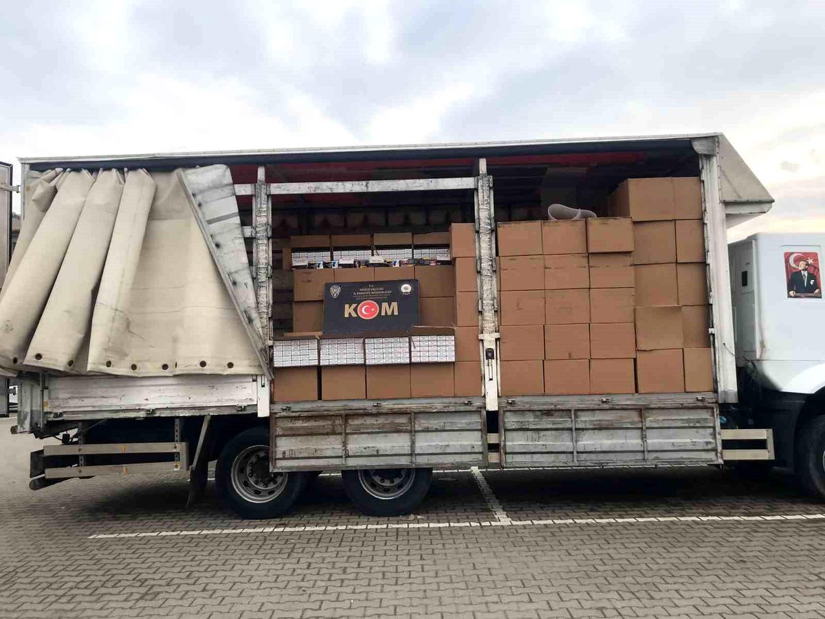 Düzce\'de 4 Milyon Kaçak Makaron Ele Geçirildi