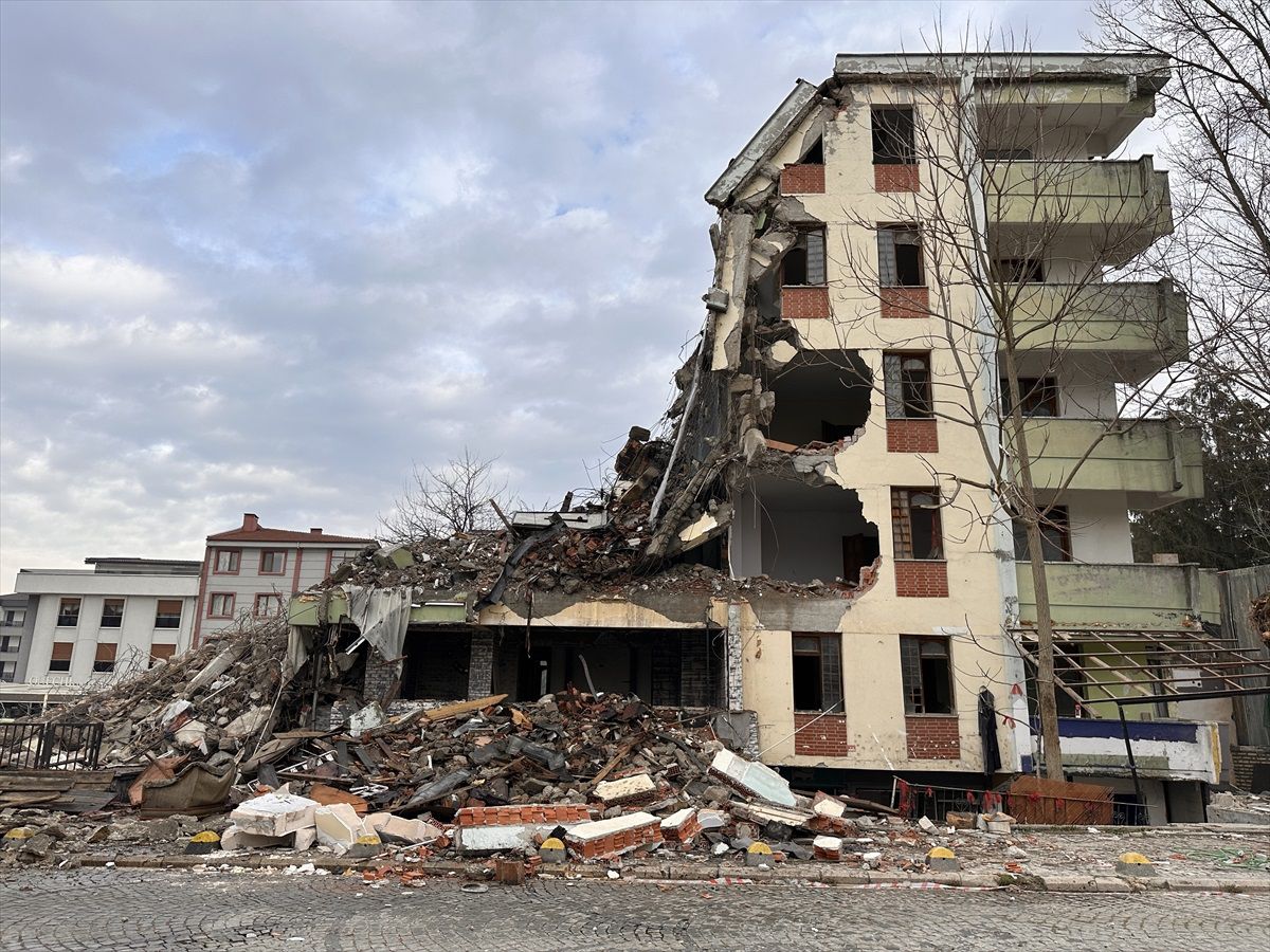 Düzce\'de Riskli Bina Yıkılıyor