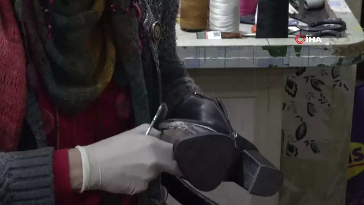 İzmit\'in İlk Kadın Ayakkabı Tamircisi