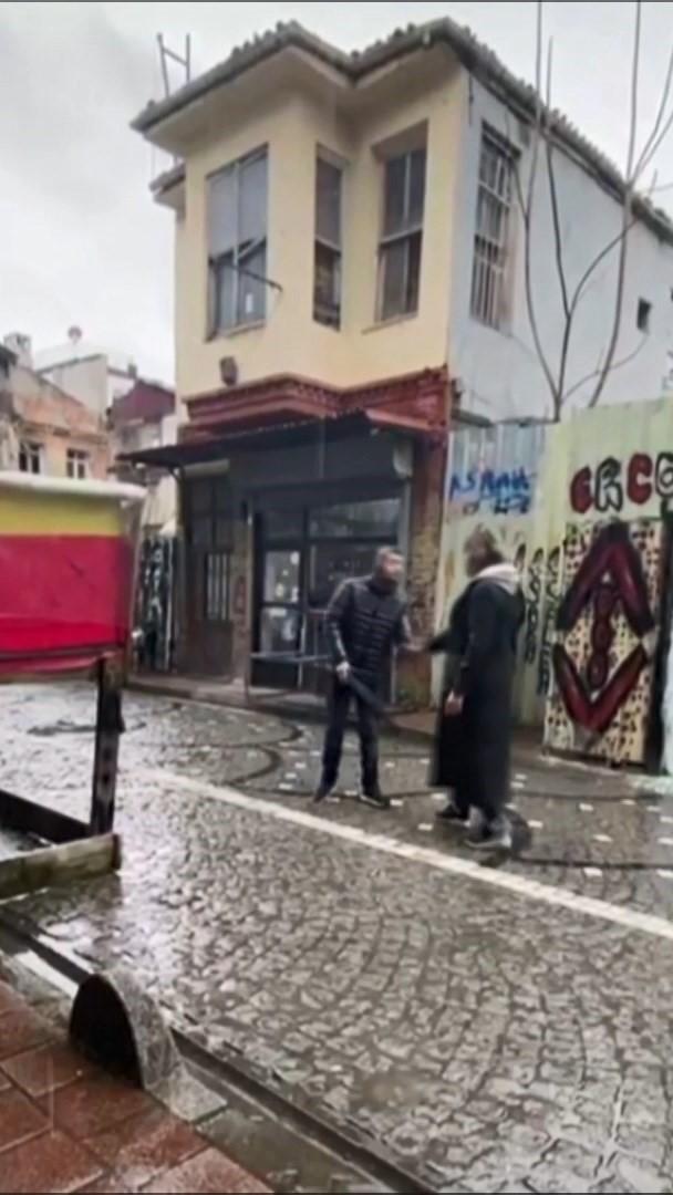 Fatih'te 'Tezgah' Kavgası: Seyyar Satıcı Silahla Vurularak Hayatını Kaybetti