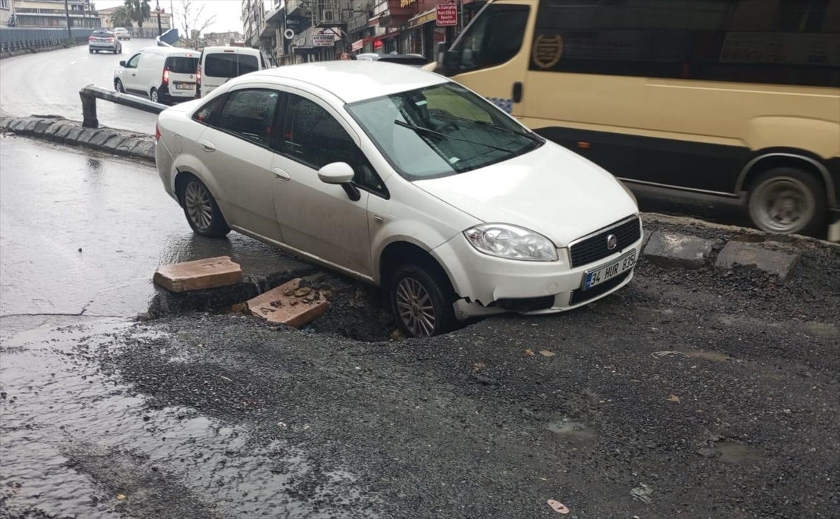 Güngören\'de Çöken Yol, Araç Hasarına Neden Oldu