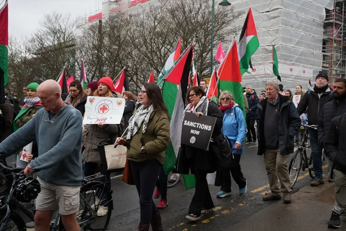 Dublin\'de Filistin Doktoruna Destek Yürüyüşü