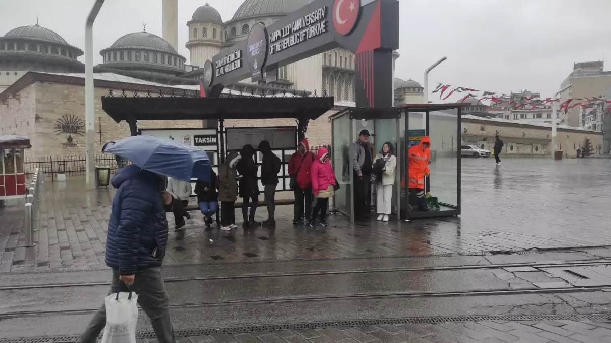 İstanbul\'da Soğuk Hava ve Yağış Etkili Oluyor