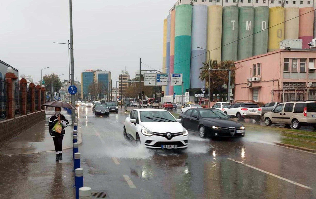 İzmir\'de Kuvvetli Sağanak Uyarısı