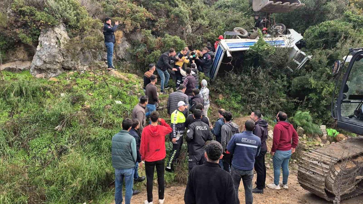 Bodrum\'da Kamyonet Şarampole Yuvarlandı: 3 Yaralı