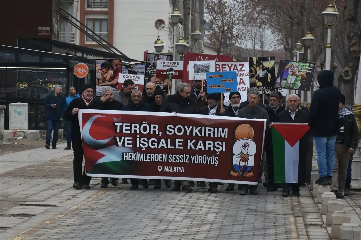 Malatya\'da sağlık çalışanları İsrail\'in Gazze\'ye yönelik saldırılarını protesto etti