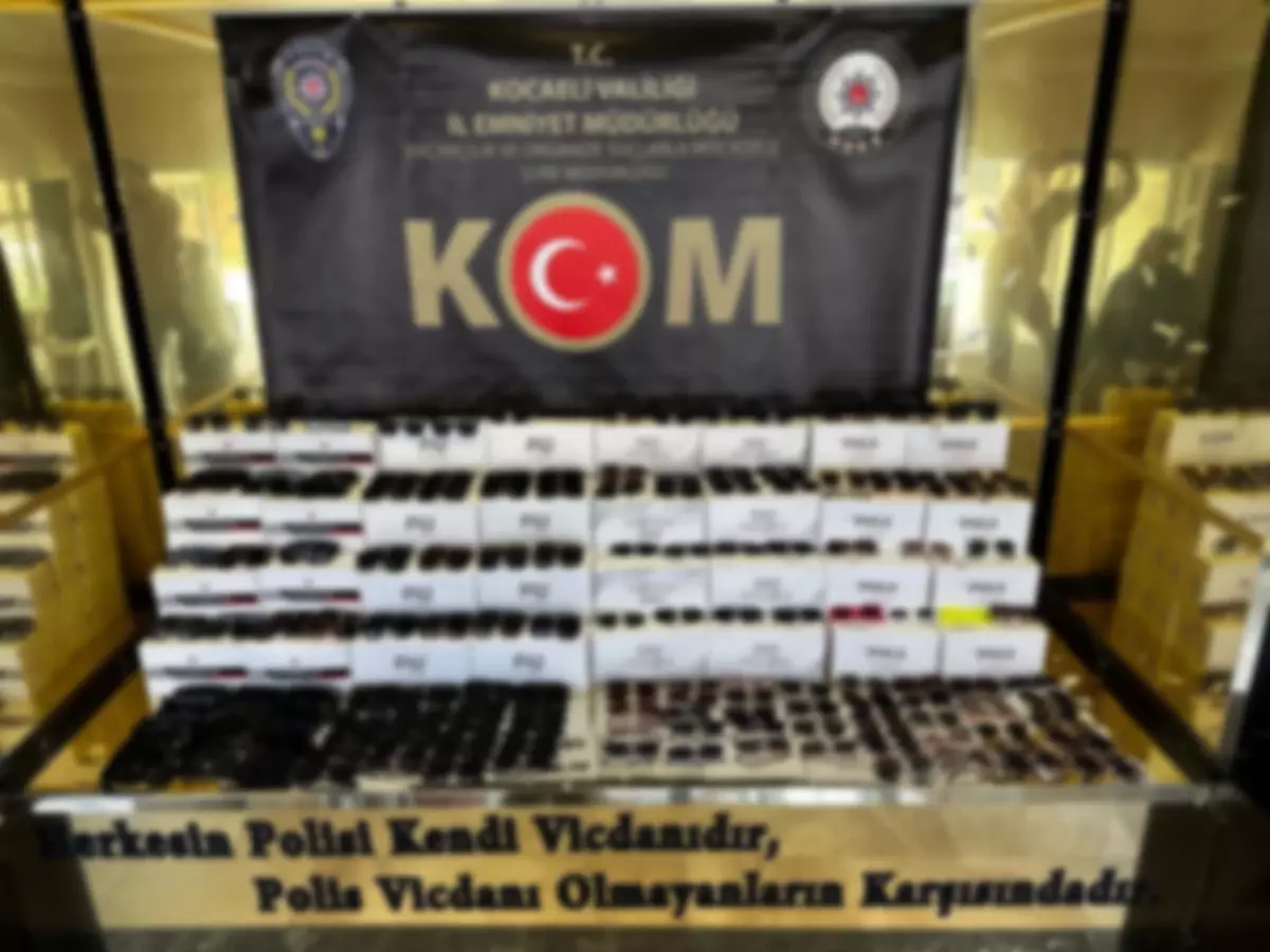 Kocaeli\'nde Durdurulan TIR\'da 169 Bin Gümrük Kaçağı Güneş Gözlüğü Ele Geçirildi