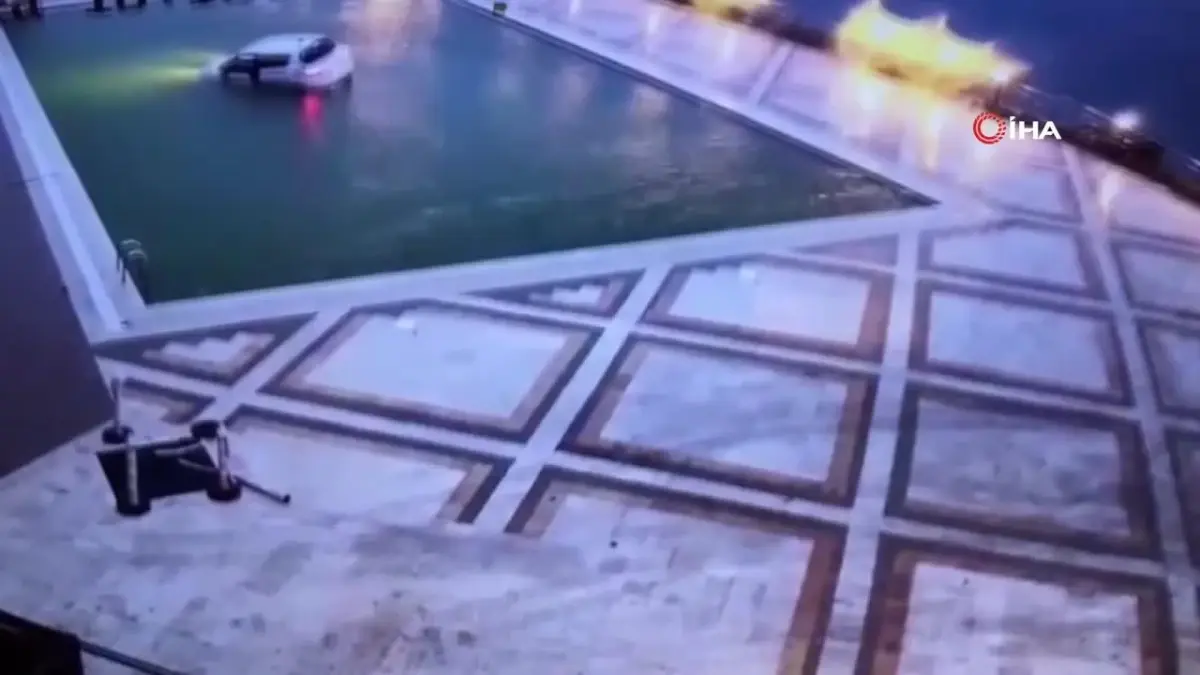 Bodrum\'da Otel Havuzuna Düşen Araç