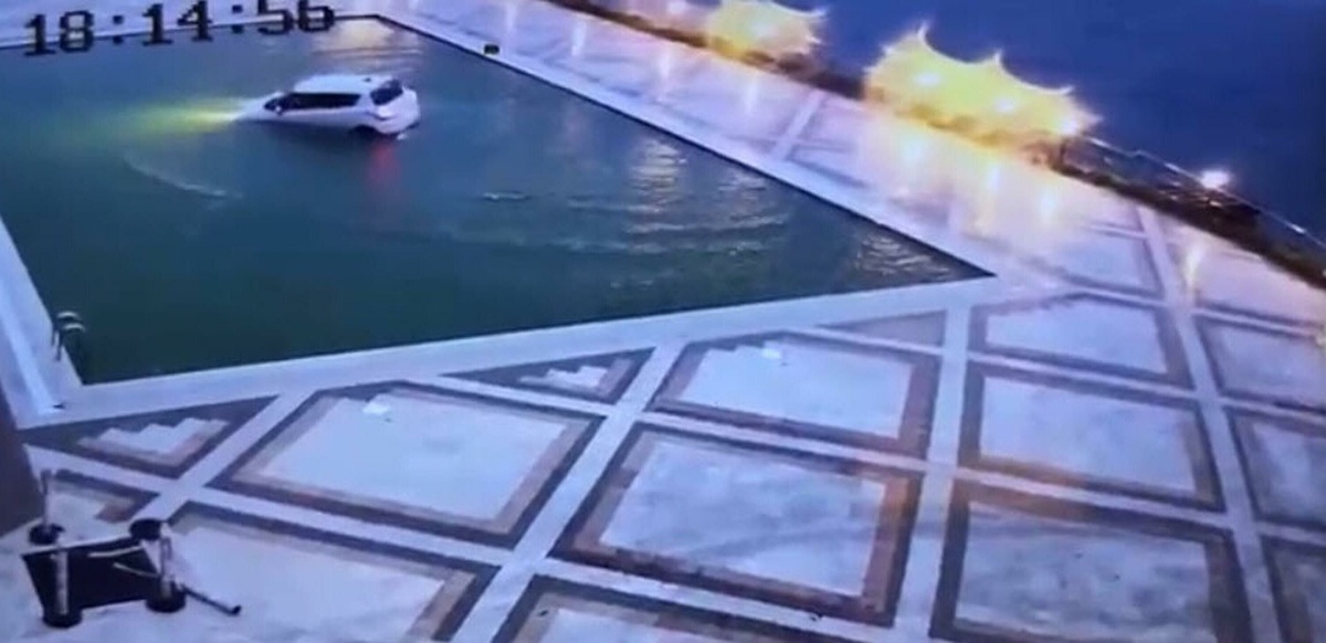 Otomobili Havuzda Mahsur Kaldı, Yüzerek Kurtuldu!