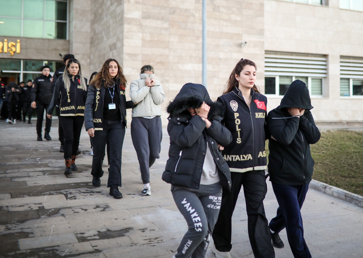 Antalya\'da Eş Zamanlı Fuhuş Operasyonu: 13 Tutuklama