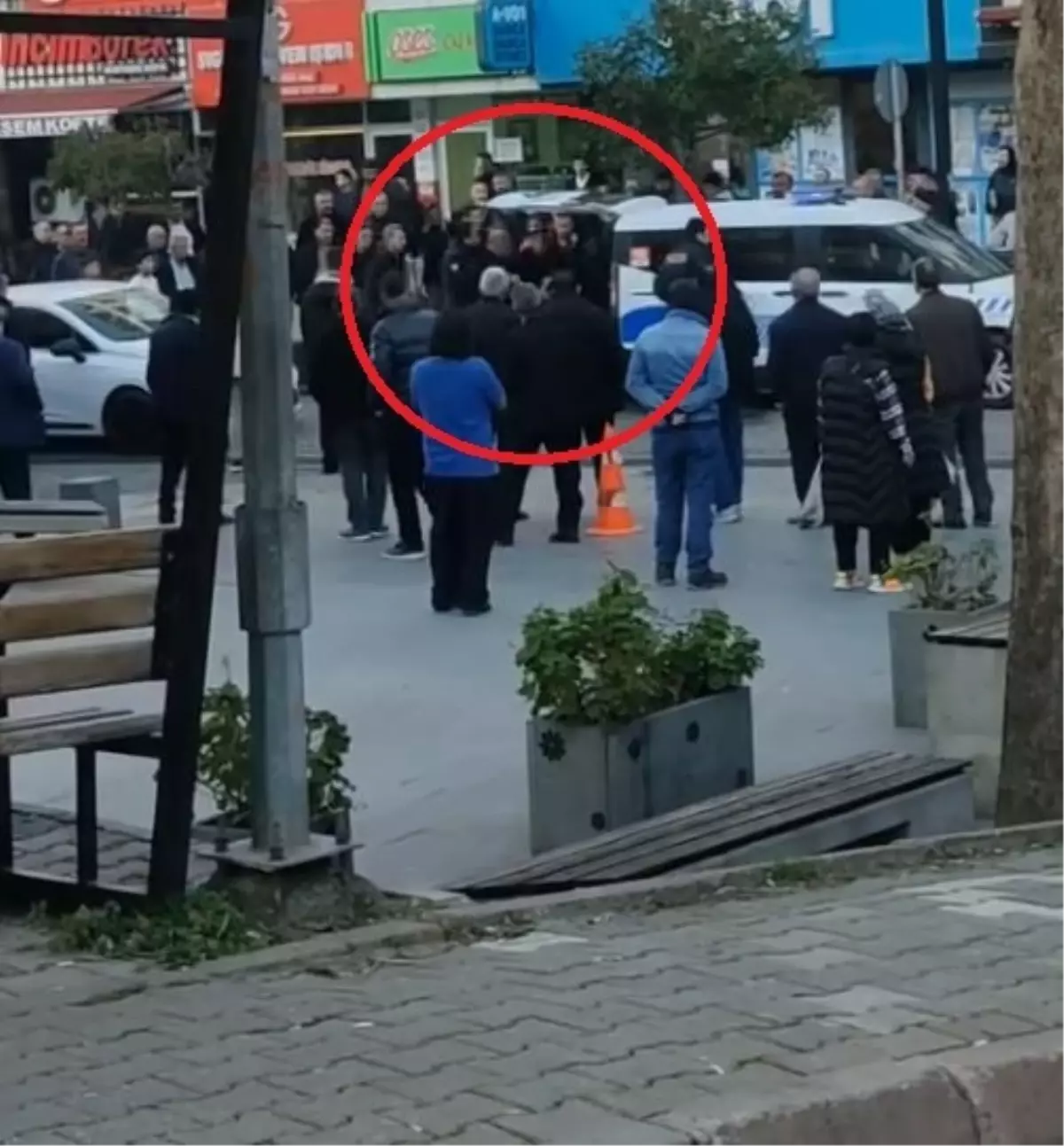 Polis Memuru Kavga Ayırırken Yaralandı