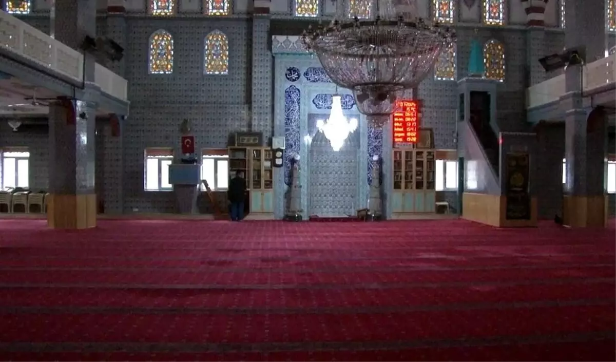 Sultangazi\'de Cami İmamına Darbe