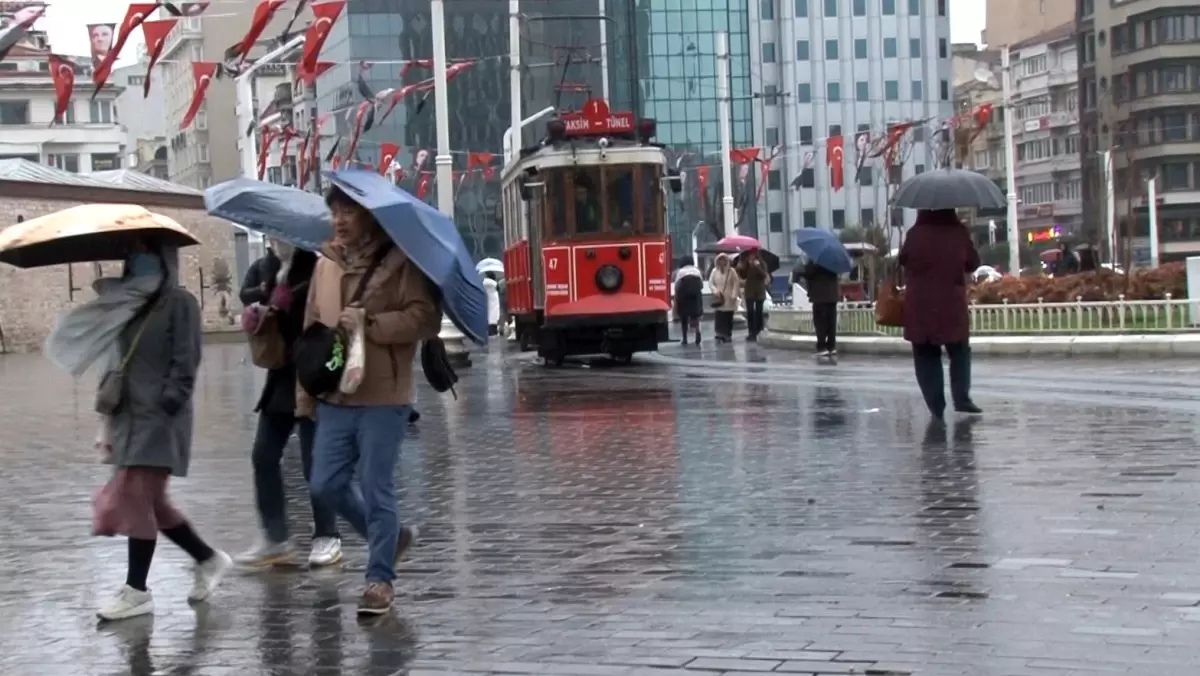 İstanbul\'da Soğuk ve Yağışlı Hava