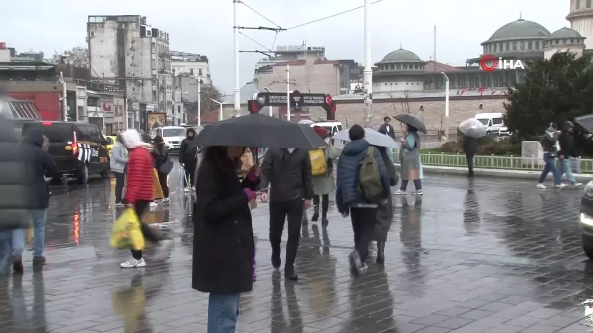 Taksim\'de Yağışlı ve Soğuk Hava